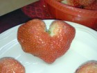 獻上這顆心形的草莓給天下所有的情人在“情人節”愉快！