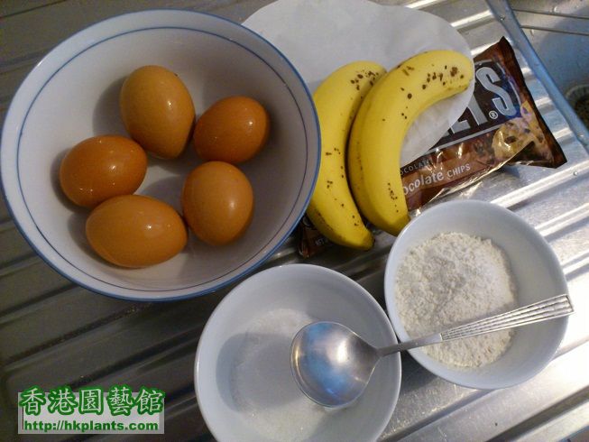 材料有:起點香蕉,雞蛋,沙糖,自發粉,朱古力粒同一張牛油紙