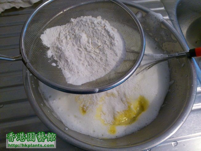 之後將蛋黃蕉蓉加入打起蛋白中,並加入自發粉攪混