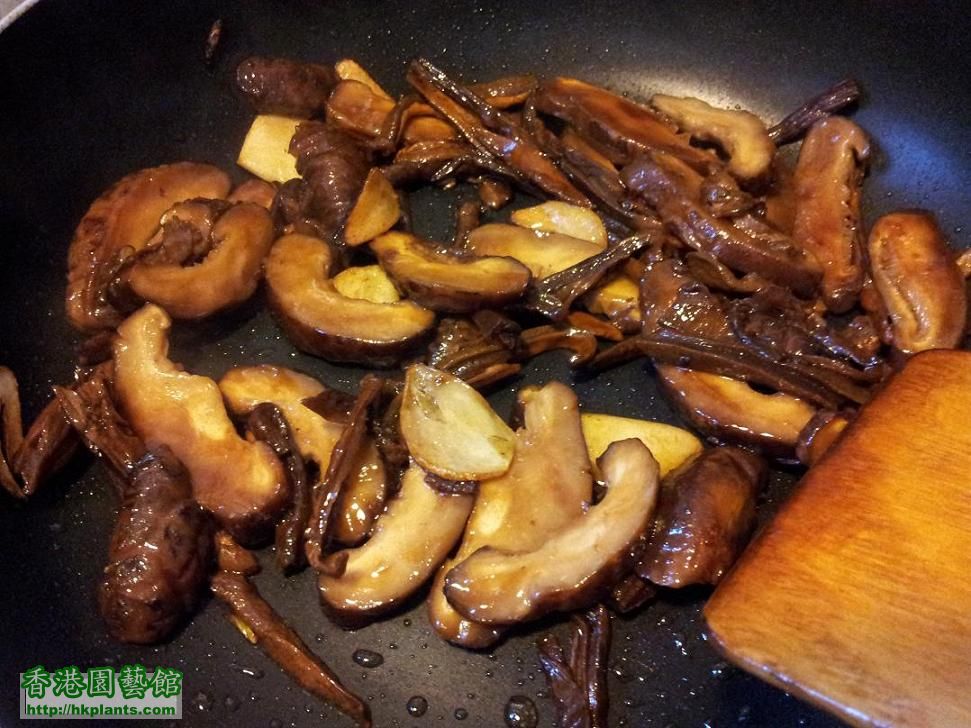牛肝菌絲、冬菇絲，下日本醬油、味醂，炒2分鐘