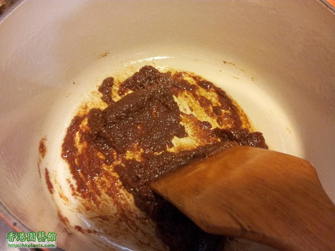 燒熱鍋下油 1湯匙，加入麵豉醬鏟至融化